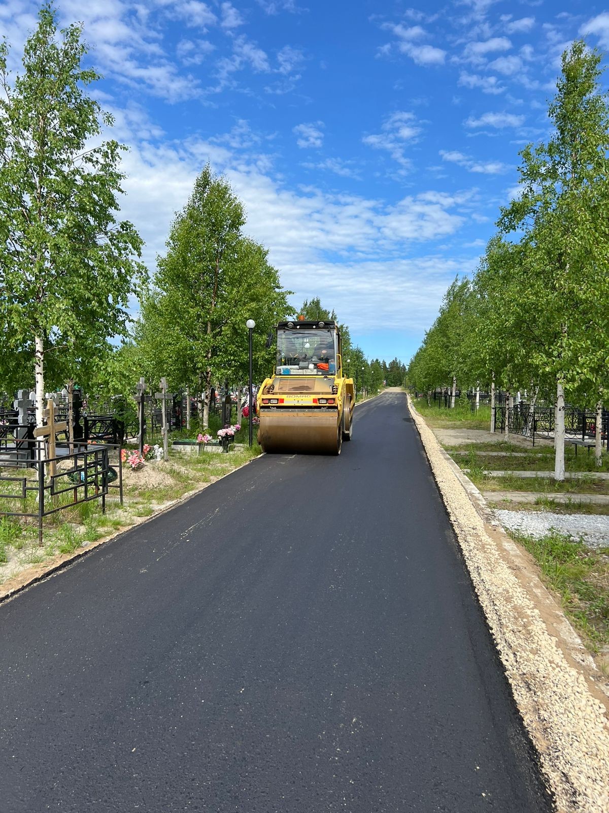Пешеходная дорожка на городском кладбище, г. Усинск
